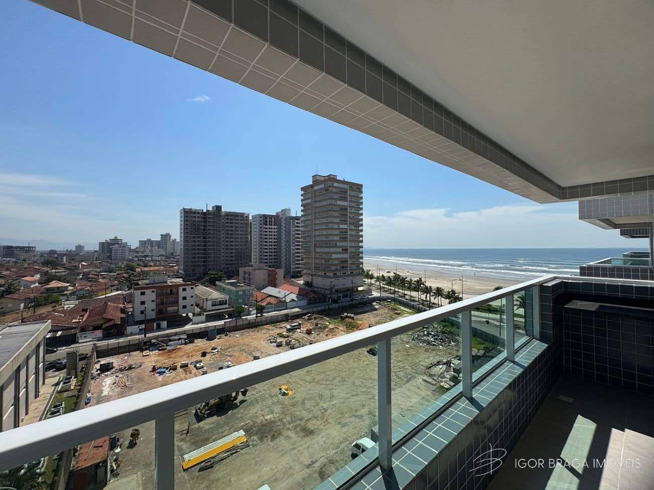 BELÍSSIMO APARTAMENTO, À 50M DO MAR E LAZER COMPLETO — foto 1