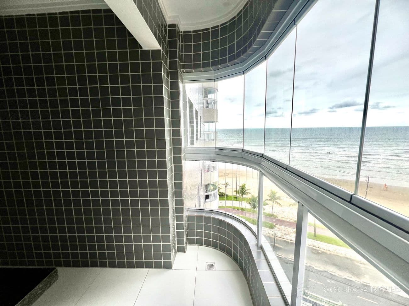 BELÍSSIMO APARTAMENTO, À 26M DO MAR E LAZER COMPLETO — foto 1