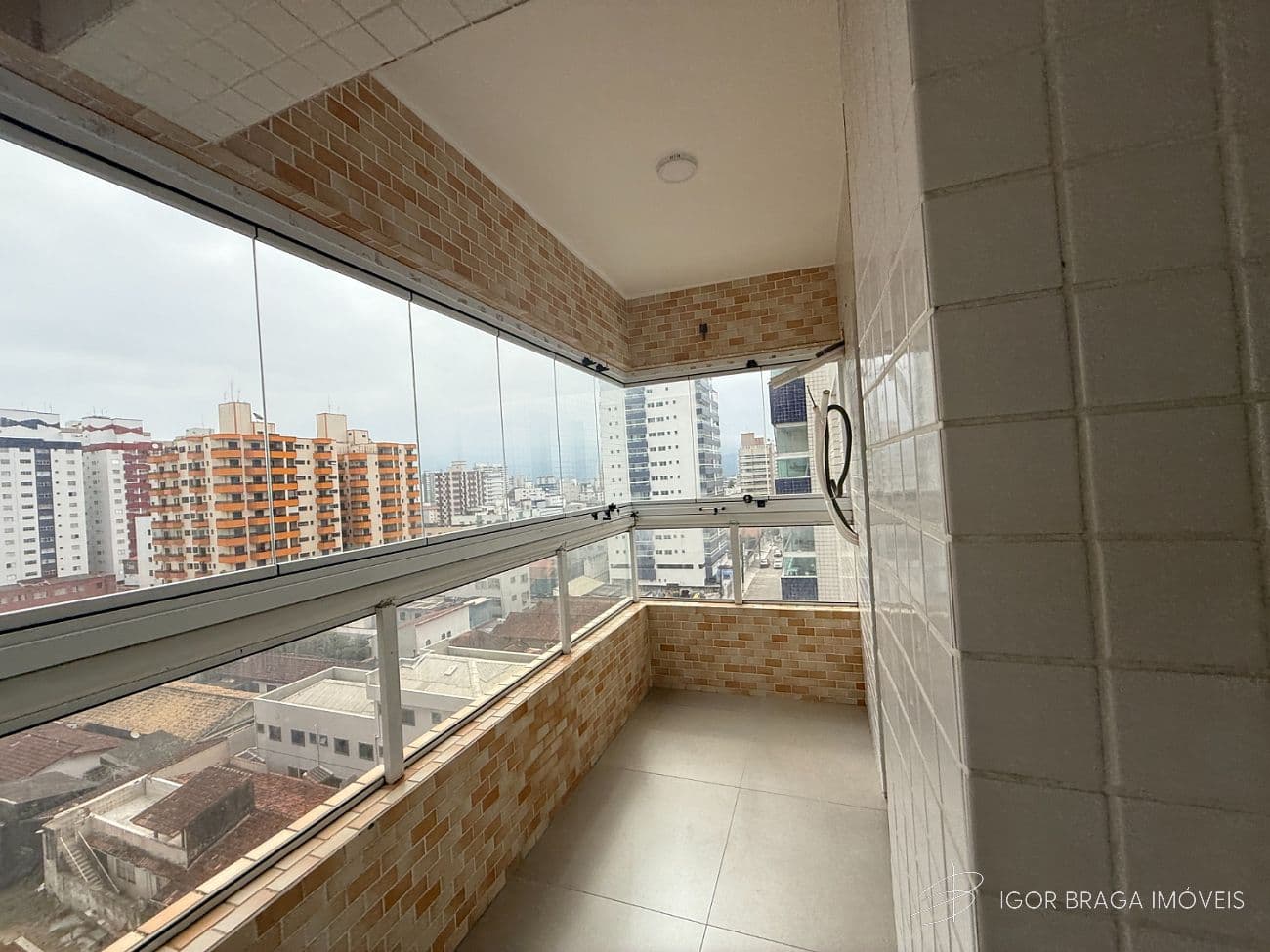 EXCELENTE APARTAMENTO A 50M DO MAR E COM LAZER COMPLETO — foto 1