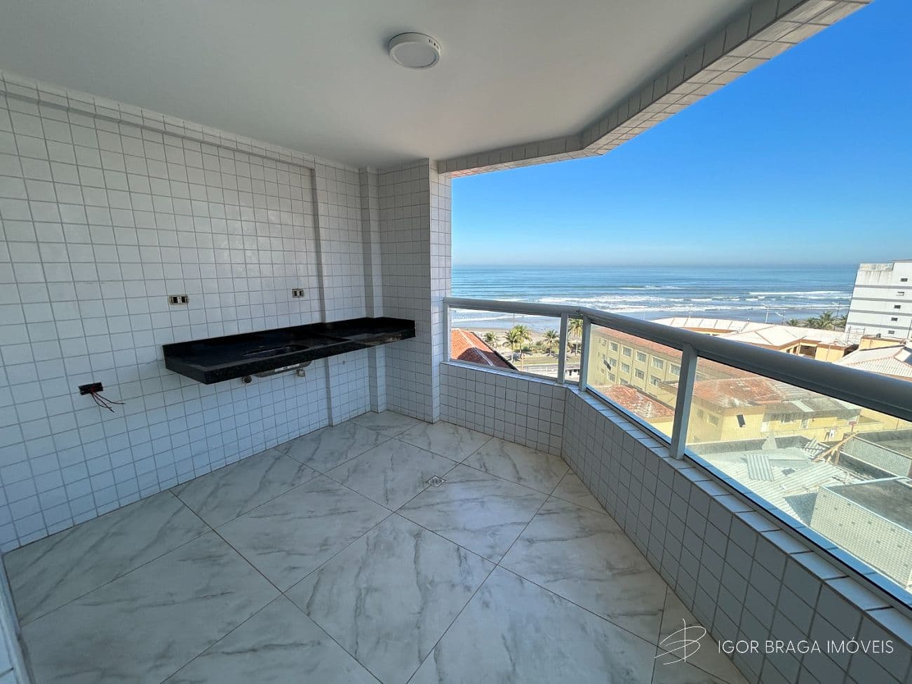 BELÍSSIMO APARTAMENTO, À 50m DO MAR E LAZER COMPLETO — foto 1