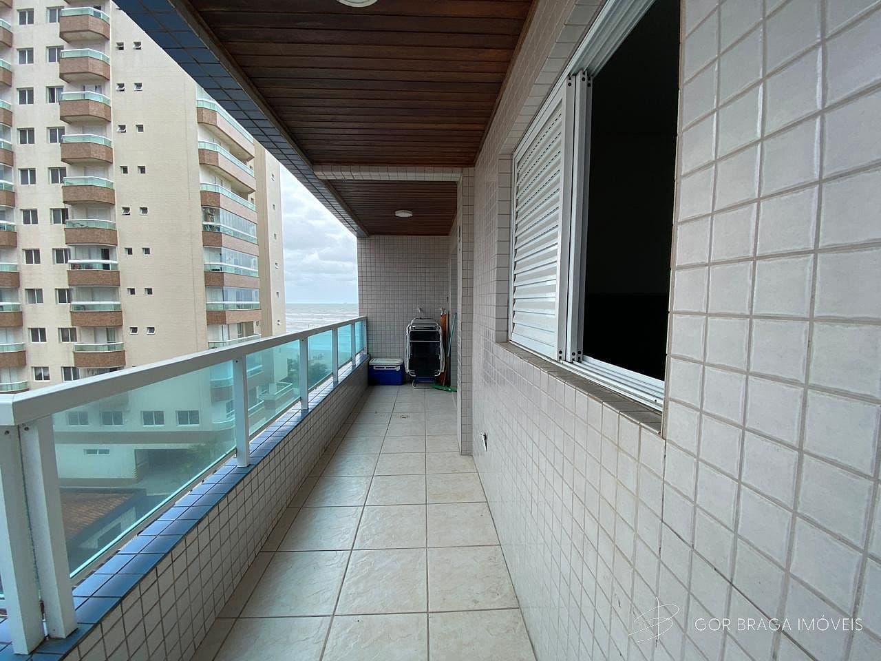 EXCELENTE APARTAMENTO POUCOS METROS DO MAR E COM ÁREA DE LAZER COMPLETO — foto 1
