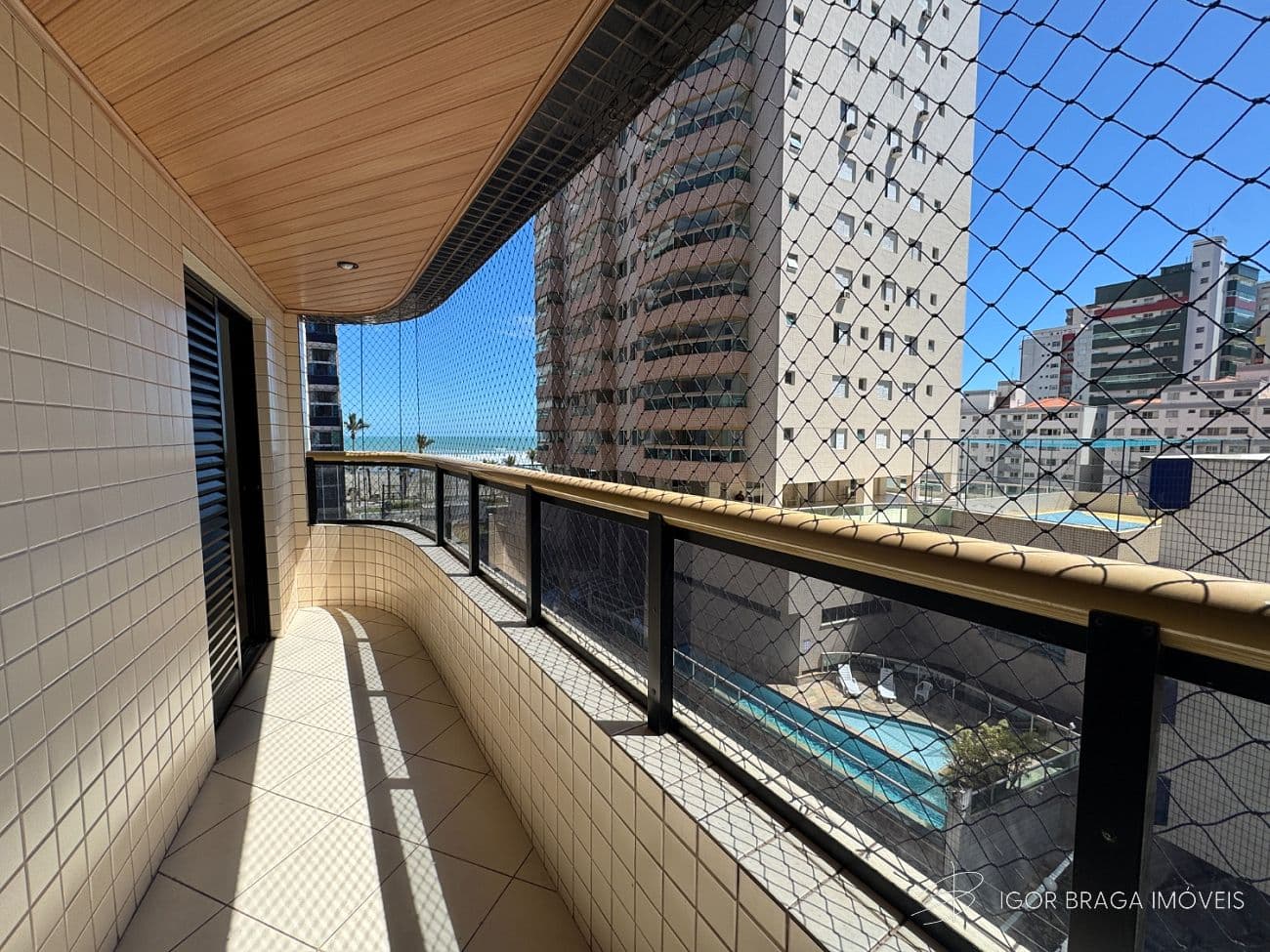 EXCELENTE APARTAMENTO A 50M DO MAR E COM ÁREA DE LAZER COMPLETO — foto 1