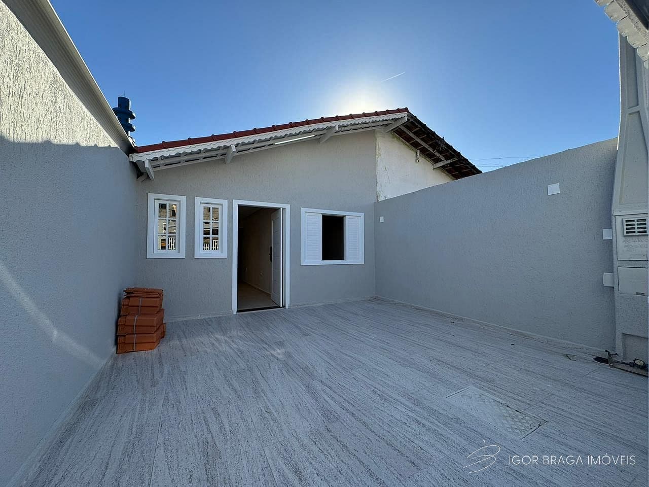 EXCELENTE CASA, FINO ACABAMENTO E À 900M DO MAR — foto 1