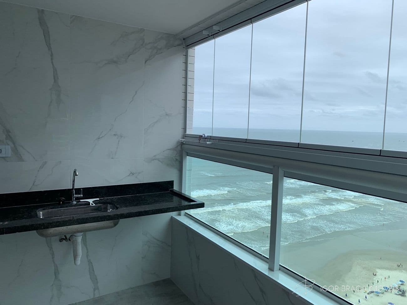 BELÍSSIMO APARTAMENTO, À 10m DO MAR E LAZER COMPLETO — foto 1