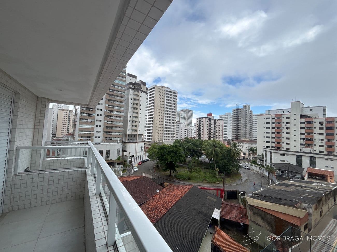 BELÍSSIMO APARTAMENTO, À 300M DO MAR E LAZER COMPLETO — foto 1