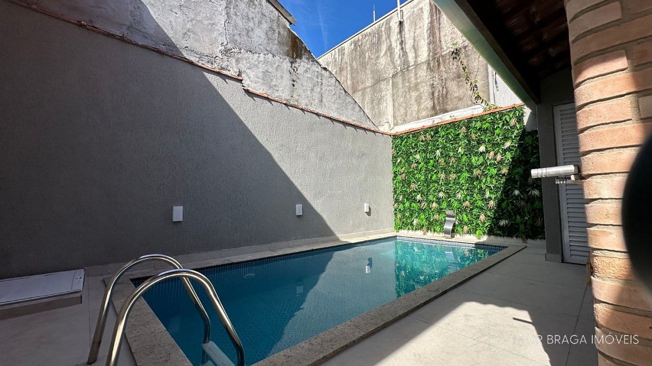 EXCELENTE CASA COM PISCINA, AMPLA E COM ÁREA DE LAZER — foto 1