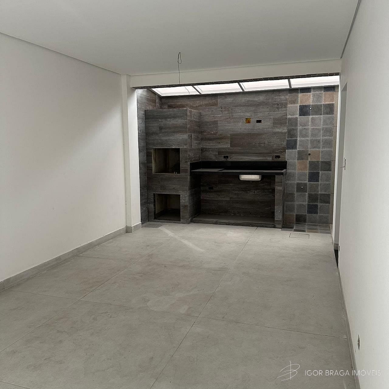 EXCELENTE TRIPLEX EM CONDOMÍNIO, FINO ACABAMENTO E À 700M DO MAR — foto 1