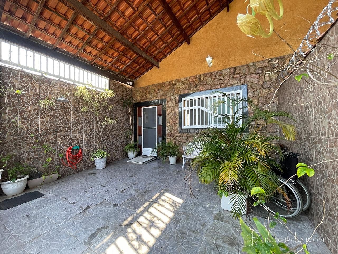 BELÍSSIMA CASA GEMINADA, AMPLA E À 950M DO MAR — foto 1