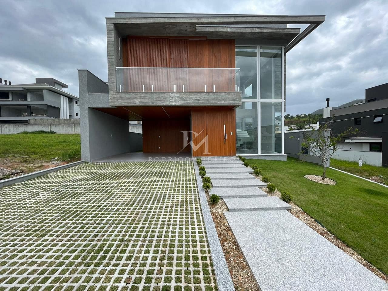 Casa 4 Dormitórios (3 Suítes) - Pedra Branca, Palhoça-SC — foto 1