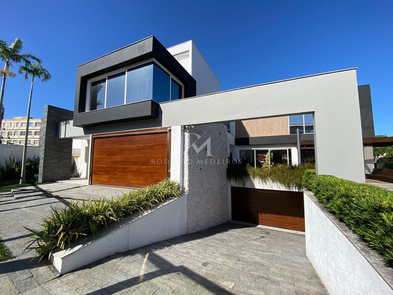 Casa de 4 suítes com automação e vista para o mar à venda em Coqueiros, Florianópolis-SC — foto 1