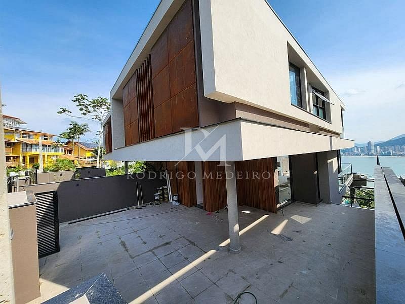 Mansão suspensa à venda em Itapema-SC com 4 suítes e 376m² — foto 1