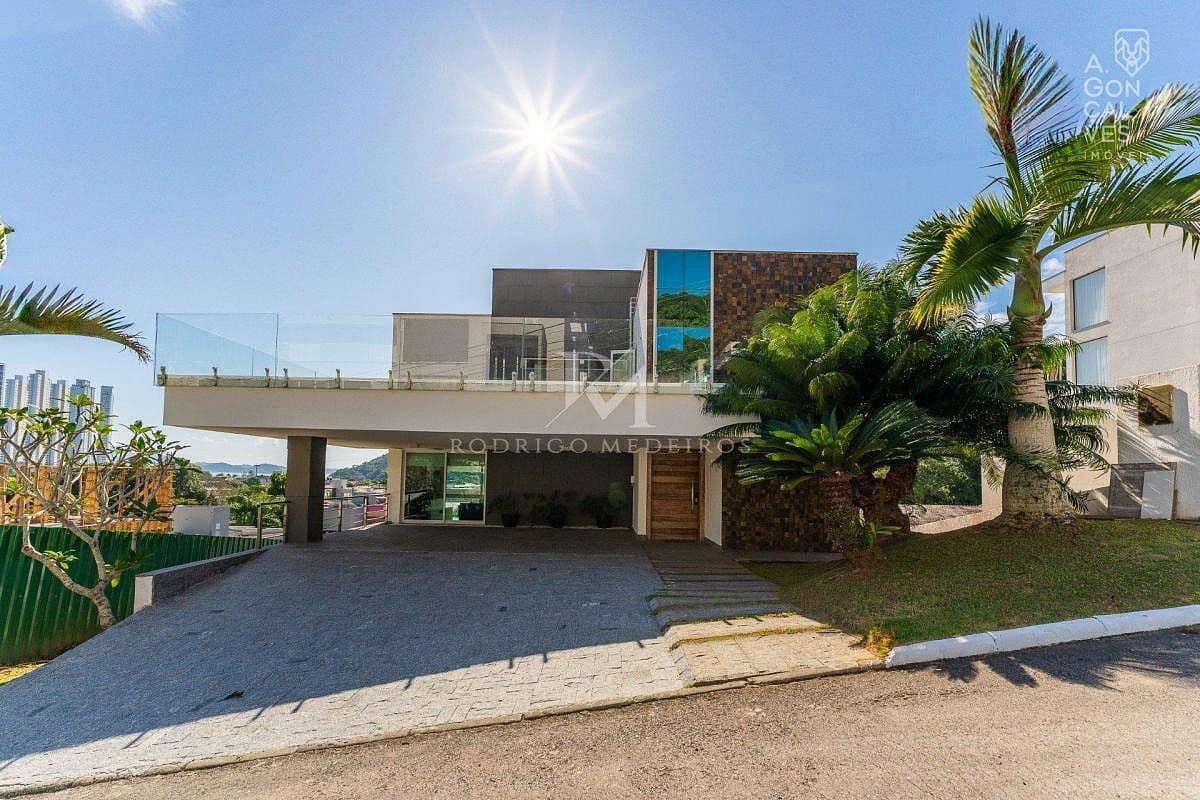 Casa mobiliada com 4 suítes à venda na Barra, Balneário Camboriú — foto 1