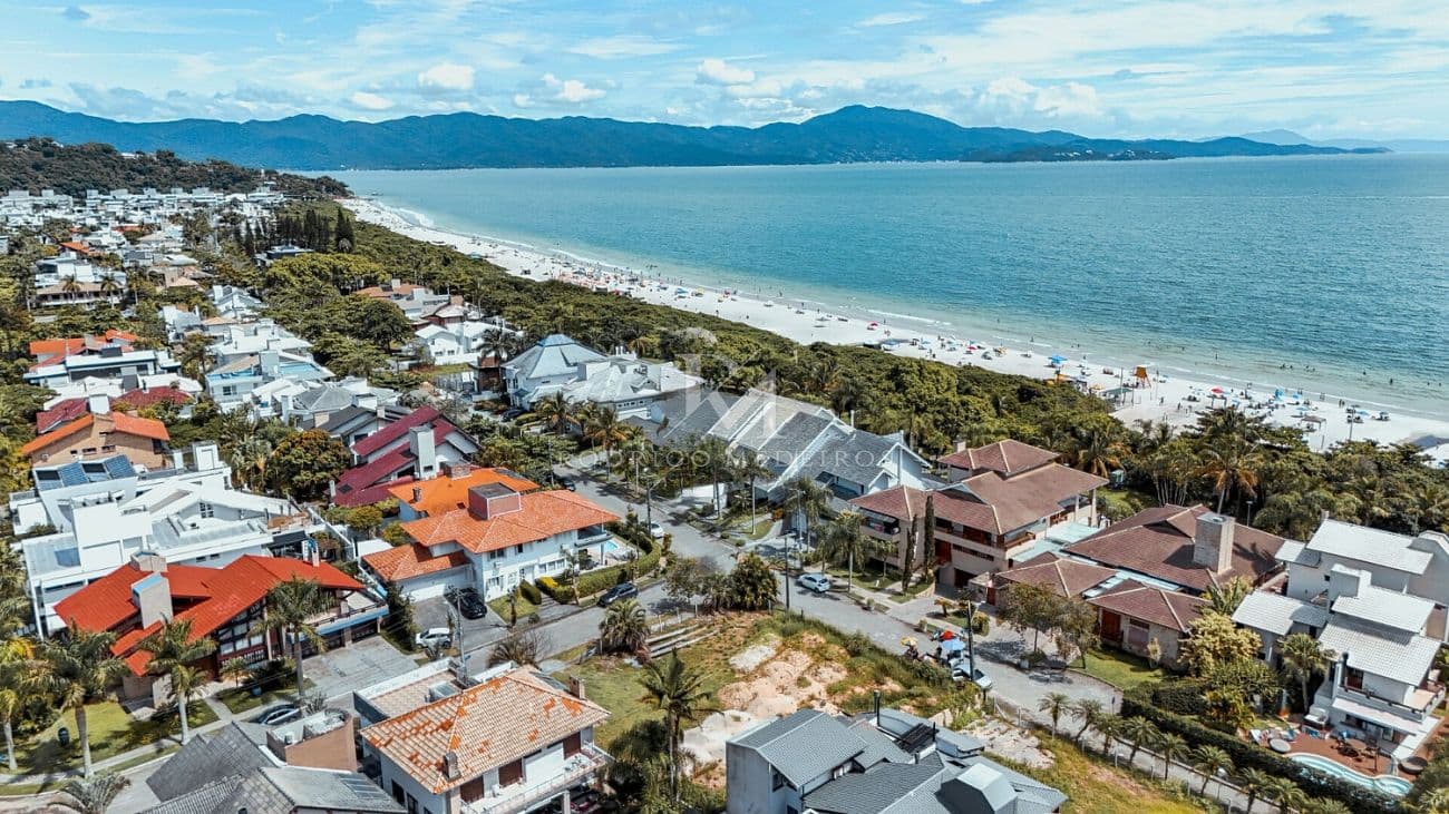 Terreno de esquina a poucos metros do mar em Jurerê Internacional, Florianópolis — foto 1
