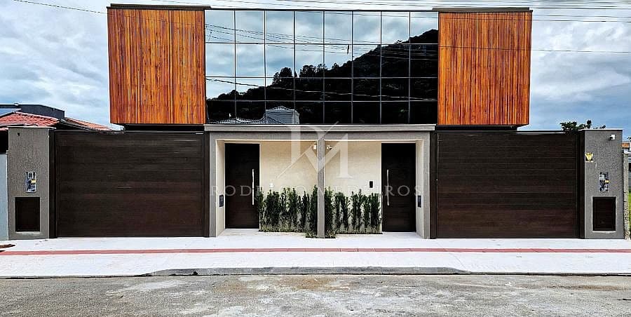 Sobrado triplex com 3 suítes no Centro de Balneário Camboriú — foto 1