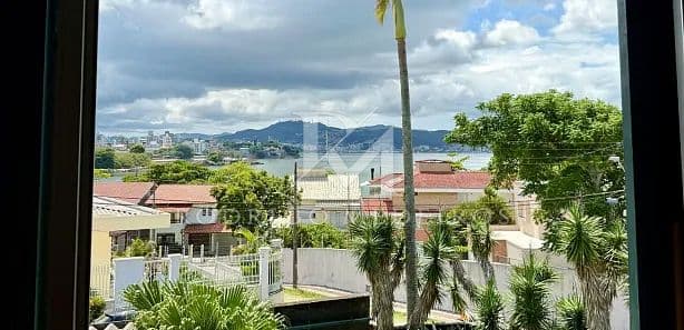 Casa à venda em Coqueiros, Florianópolis, com vista para o mar — foto 1