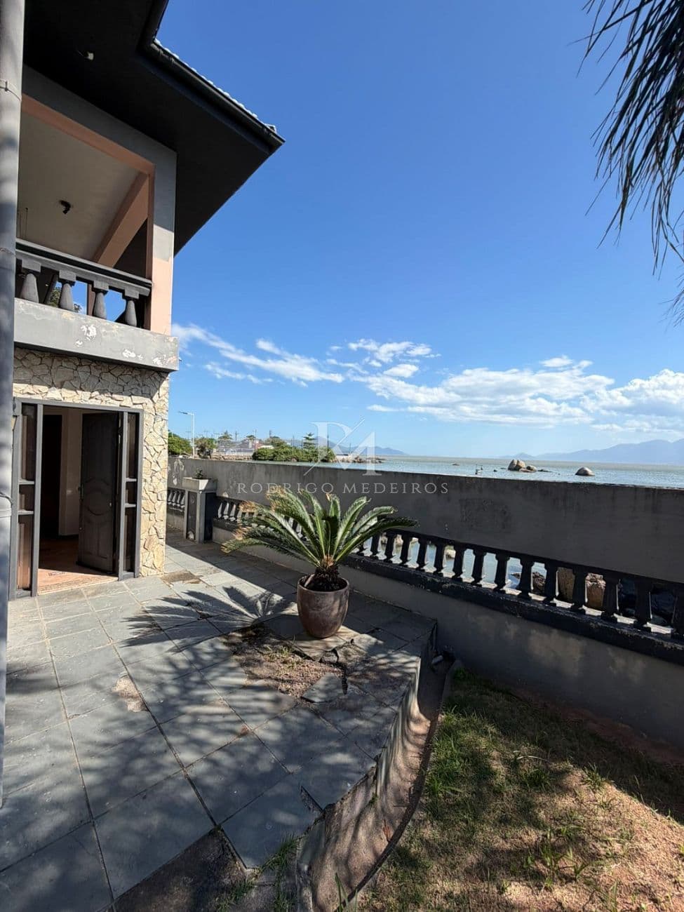 Casa pé na areia com 6 quartos à venda em Coqueiros, Florianópolis/SC — foto 1