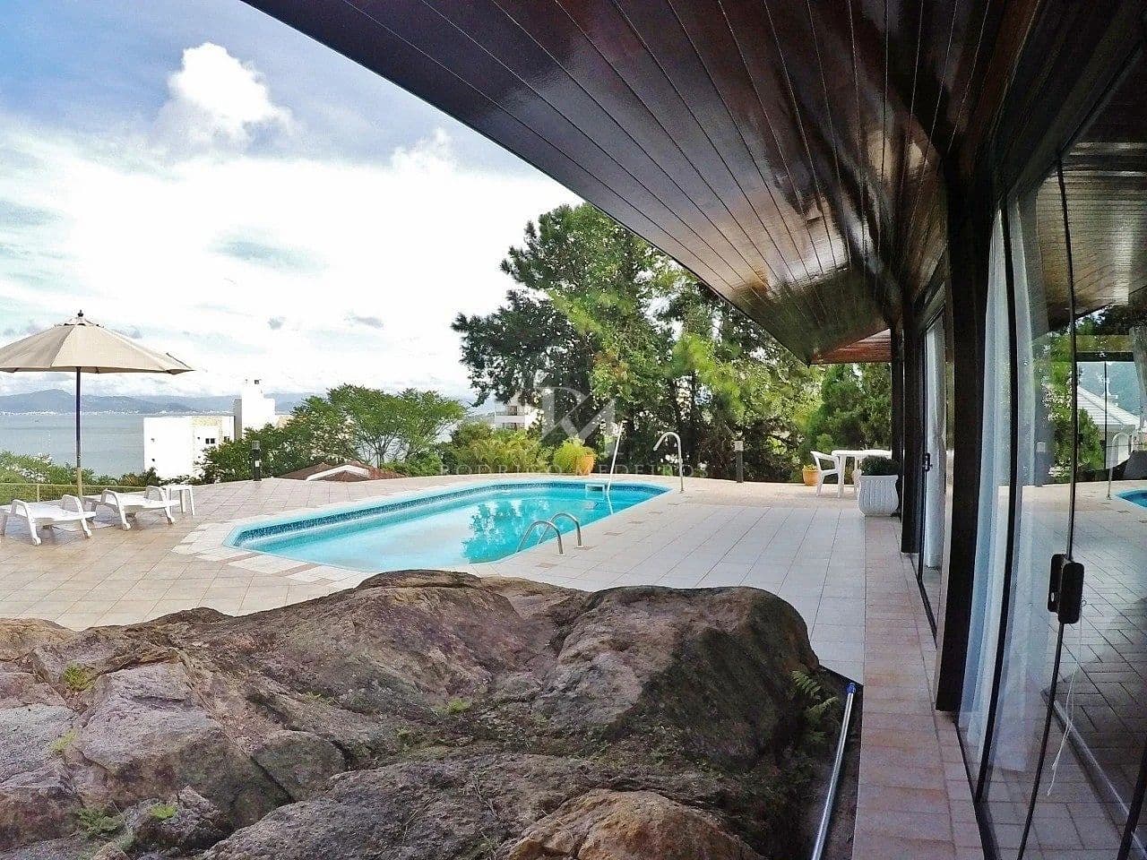 Casa com 4 dormitórios e vista para o mar no João Paulo, Florianópolis/SC — foto 1