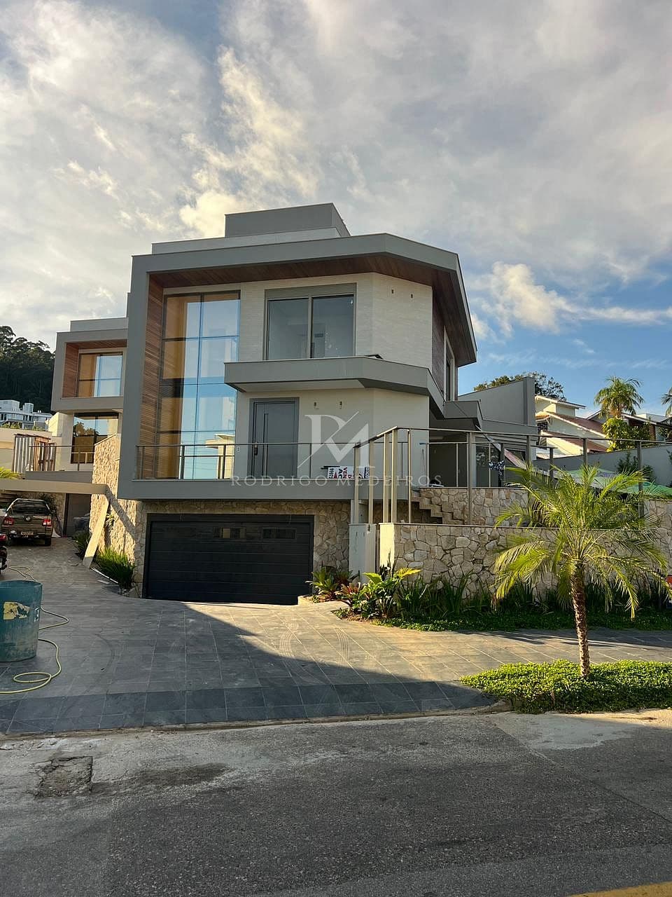 Casa nova com 4 suítes e vista mar no Cacupé, Florianópolis-SC — foto 1