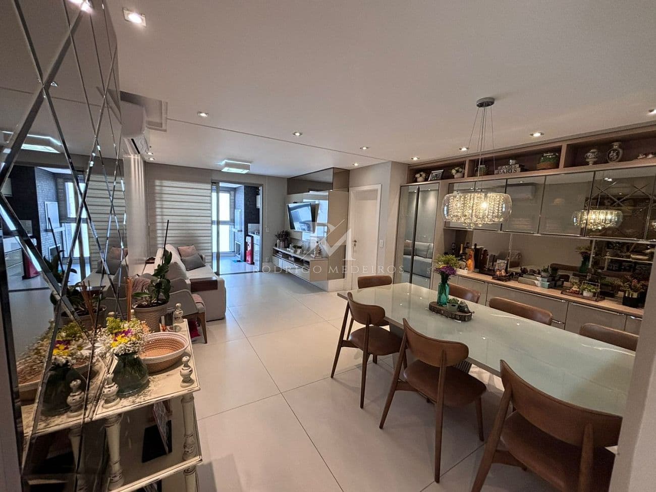 Apartamento porteira fechada com 3 suítes no Balneário do Estreito, Florianópolis — foto 1