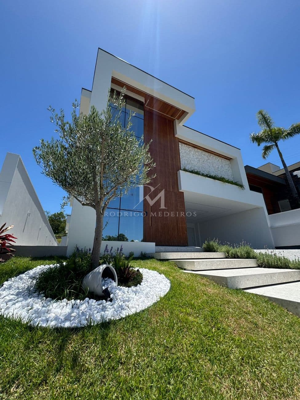 Casa em condomínio no Sertão do Maruim, São José SC, com fachada moderna e piscina — foto 1