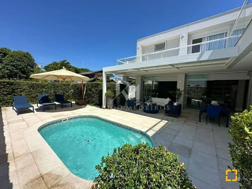 Casa pé na areia com 5 suítes à venda na Cachoeira do Bom Jesus em Florianópolis — foto 1
