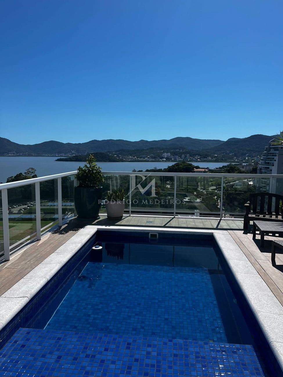 Cobertura plana com 350m² e vista mar na Agronômica em Florianópolis — foto 1