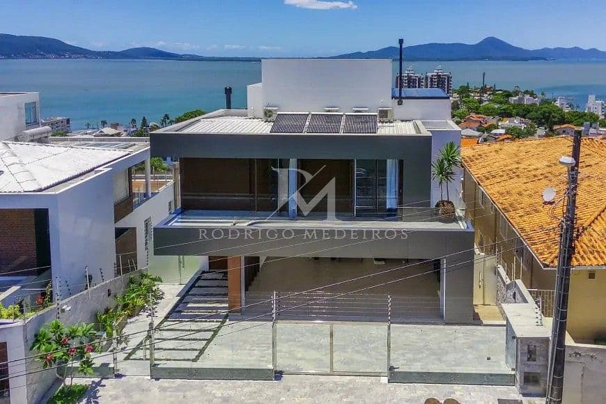 Casa com 3 suítes e vista panorâmica para o mar em Coqueiros, Florianópolis — foto 1
