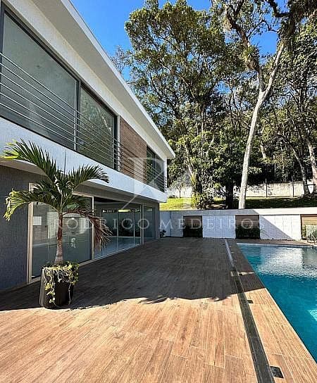 Casa 5 Dormitórios (4 Suítes), Piscina Borda Infinita - Balneário Camboriú-SC — foto 1