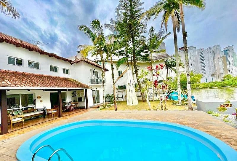 Casa com Píer e Vaga Náutica - Balneário Camboriú /SC — foto 1