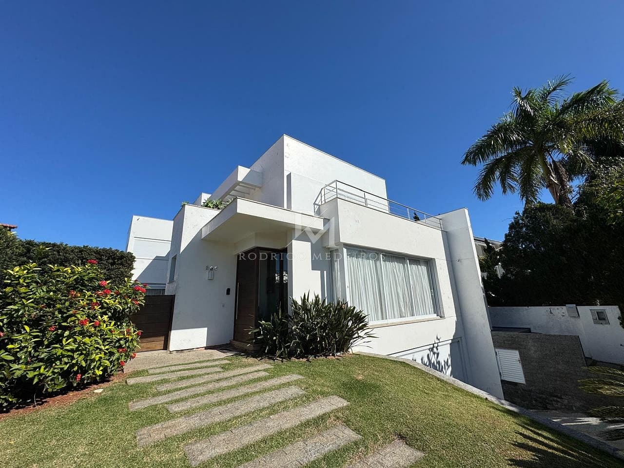 Casa 6 Dormitórios (4 Suítes), Piscina - Jurerê Internacional - Florianópolis/SC — foto 1
