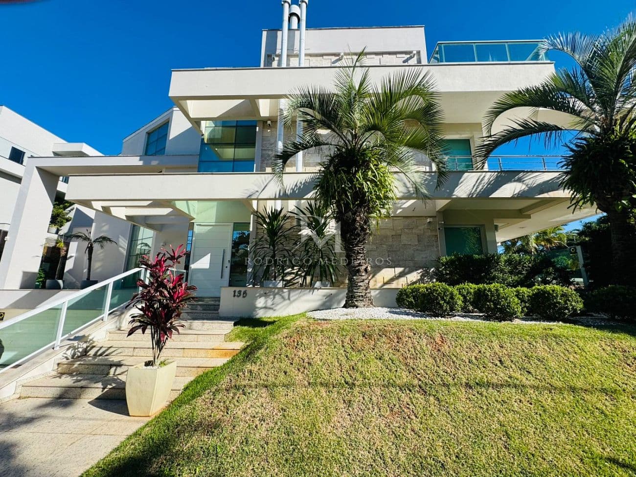 Casa 6 Suítes, Mobiliada, Piscina - Jurerê Internacional - Florianópolis-SC — foto 1