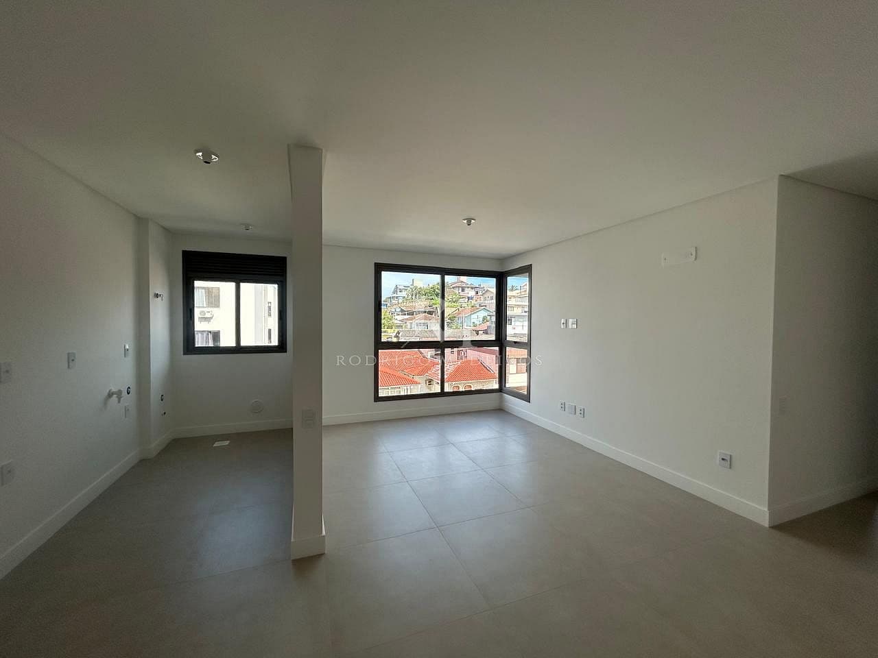 Apartamento 2 Dormitórios (1 Suíte) - Estreito, Florianópolis - SC — foto 1